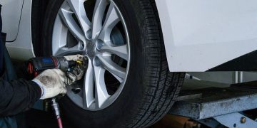 Hướng dẫn DIY: Cách xoay, đảo lốp xe ô tô