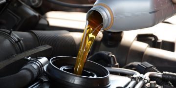 Khác biệt giữa dầu động cơ thông thường và dầu tổng hợp