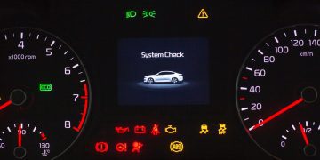 Có an toàn khi lái xe với đèn kiểm soát lực kéo (TCS) bật sáng không?