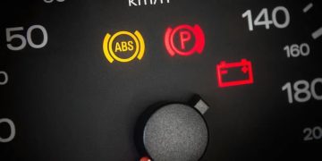 Có an toàn khi lái xe với đèn ABS bật sáng không?