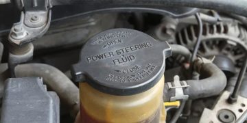 Bao lâu thì ô tô cần thay dầu trợ lực lái?