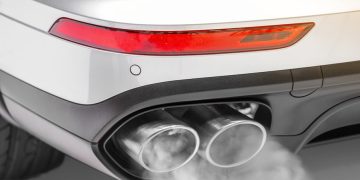 Nguyên nhân khiến khói thải của ô tô có mùi nặng?