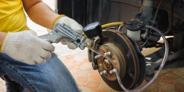 DIY: Cách xả khí (air) hệ thống phanh xe của bạn khi chỉ có một mình