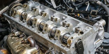 Các dấu hiệu cho thấy nắp máy (nắp xi lanh) bị nứt