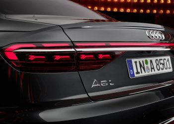 Tại sao đèn hậu lại màu đỏ?