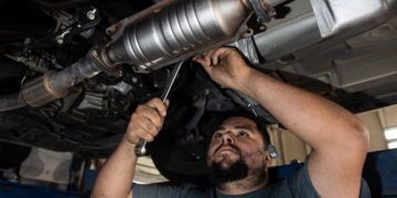 3 lý do khiến xe của bạn có mùi như trứng thối